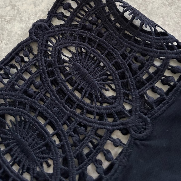 🌼 LOFT Crochet Lace Trim Top in Navy, XS - Picture 5 of 7